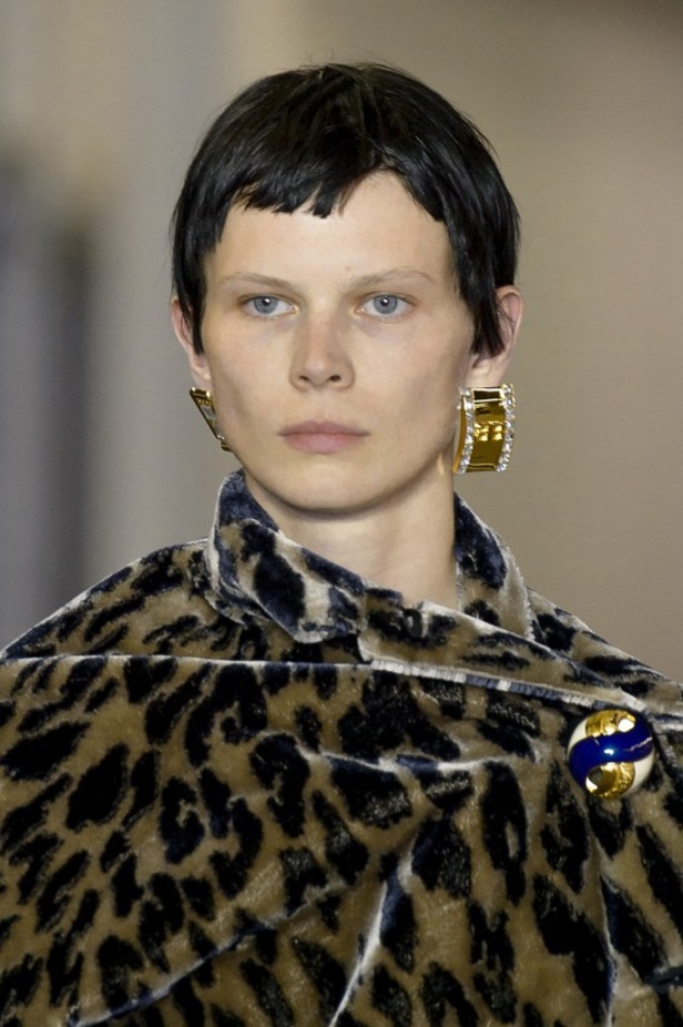 تصاميم مبتكرة من بالنسياغا لخريف وشتاء 2017