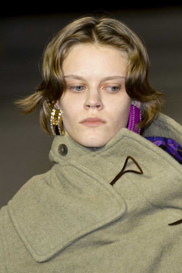 تصاميم مبتكرة من بالنسياغا لخريف وشتاء 2017