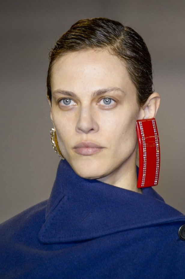 تصاميم مبتكرة من بالنسياغا لخريف وشتاء 2017