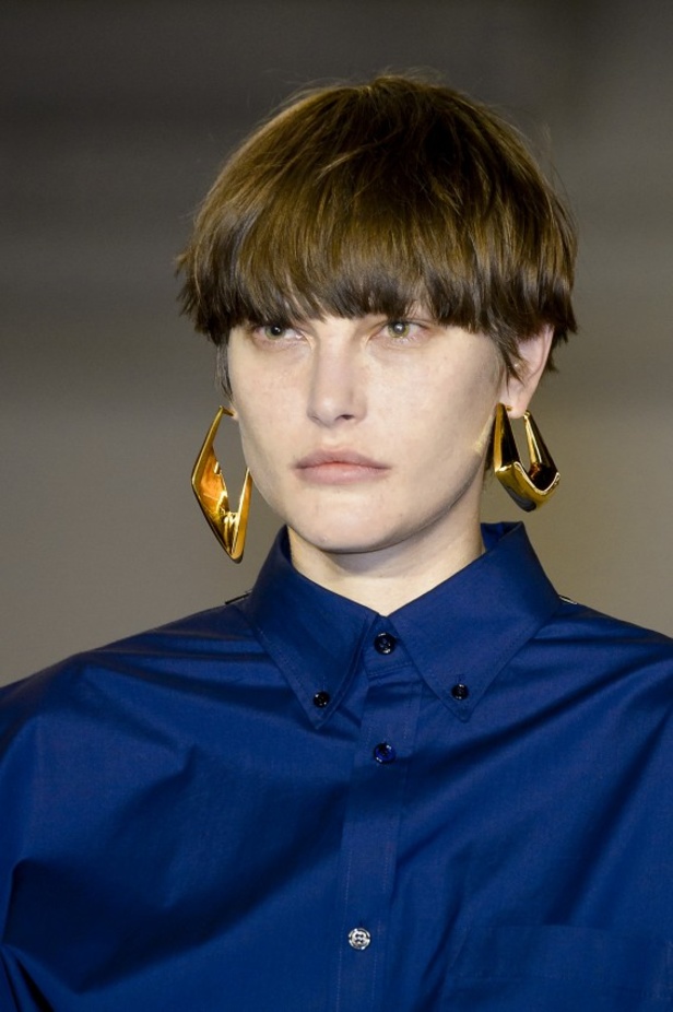 تصاميم مبتكرة من بالنسياغا لخريف وشتاء 2017