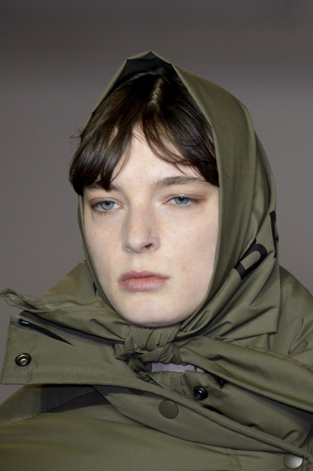 تصاميم مبتكرة من بالنسياغا لخريف وشتاء 2017