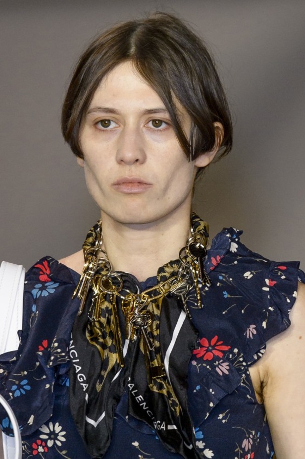 تصاميم مبتكرة من بالنسياغا لخريف وشتاء 2017