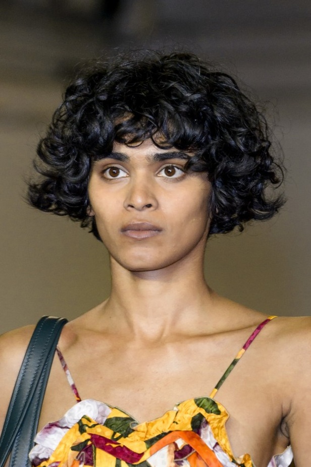 تصاميم مبتكرة من بالنسياغا لخريف وشتاء 2017