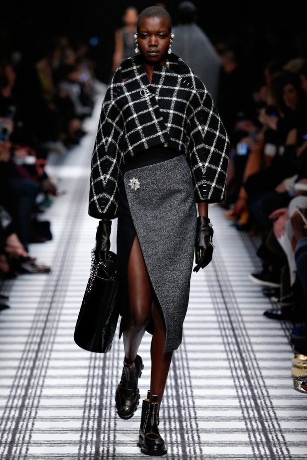 Balenciaga: التميزّ والفرادة والجمال