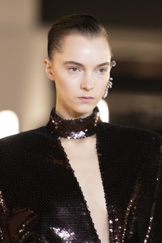 عرض ازياء balmain لخريف وشتاء 2020-2021 مباشرة من باريس