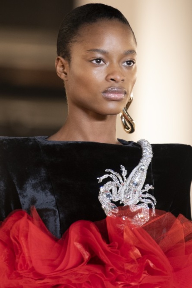 عرض ازياء balmain لخريف وشتاء 2020-2021 مباشرة من باريس