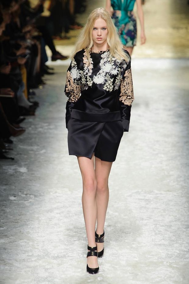 Blumarine: رومانسية مفعمة بالأنوثة والجرأة