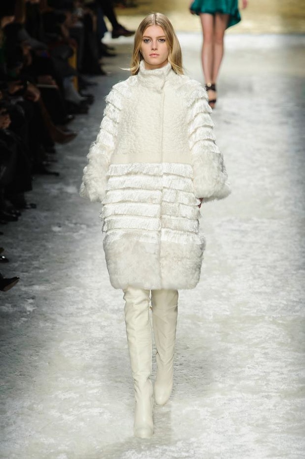 Blumarine: رومانسية مفعمة بالأنوثة والجرأة