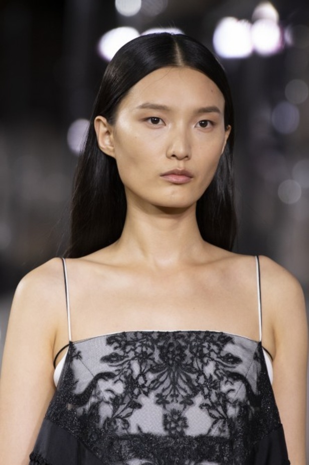 اسبوع الموضة في لندن 2019 عرض أزياء BURBERRY لربيع وصيف 2020