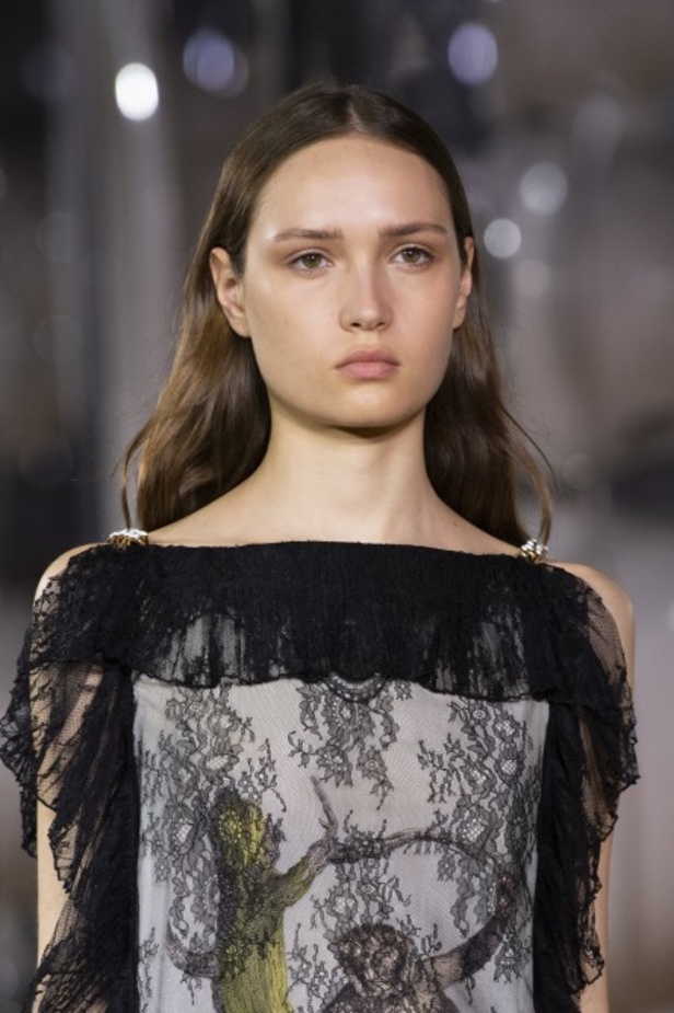 اسبوع الموضة في لندن 2019 عرض أزياء BURBERRY لربيع وصيف 2020