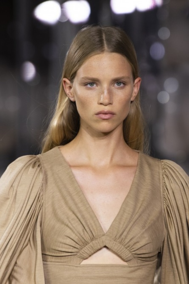 اسبوع الموضة في لندن 2019 عرض أزياء BURBERRY لربيع وصيف 2020