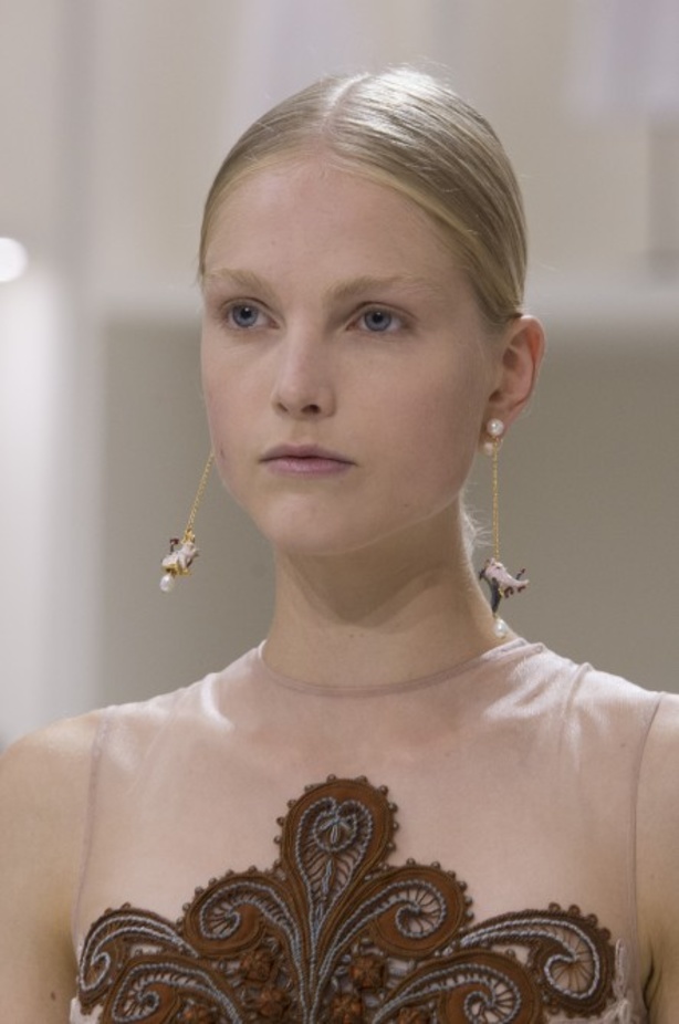 الأنوثة والأناقة.. عنوانا مجموعة دار Dior للهوت كوتور لخريف وشتاء 2018 - 2019 