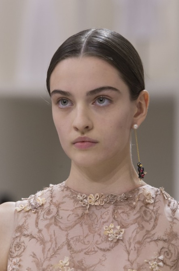 الأنوثة والأناقة.. عنوانا مجموعة دار Dior للهوت كوتور لخريف وشتاء 2018 - 2019 