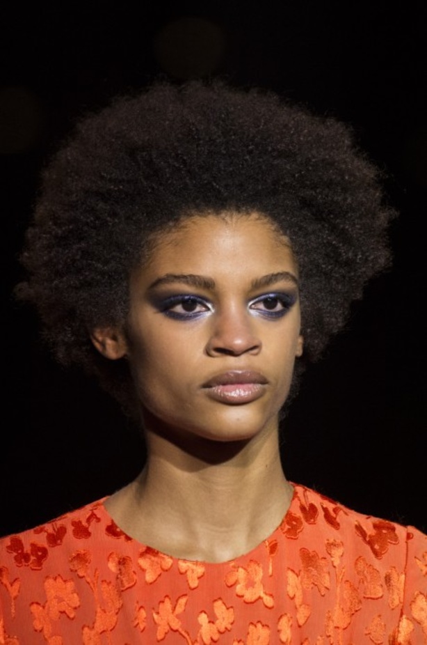 أزياء مفعمة بالألوان خلال عرض Carolina Herrera