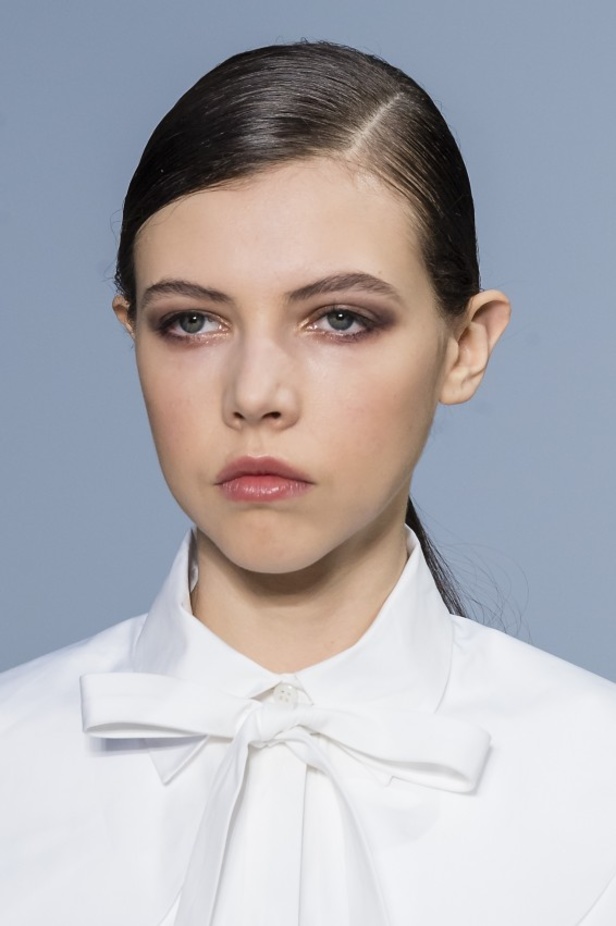 كارولينا هيريرا تقدّم تصاميم كلاسيكية لخريف وشتاء 2017