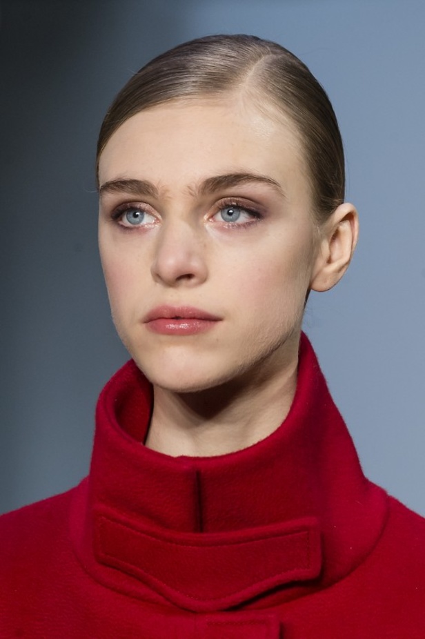 كارولينا هيريرا تقدّم تصاميم كلاسيكية لخريف وشتاء 2017