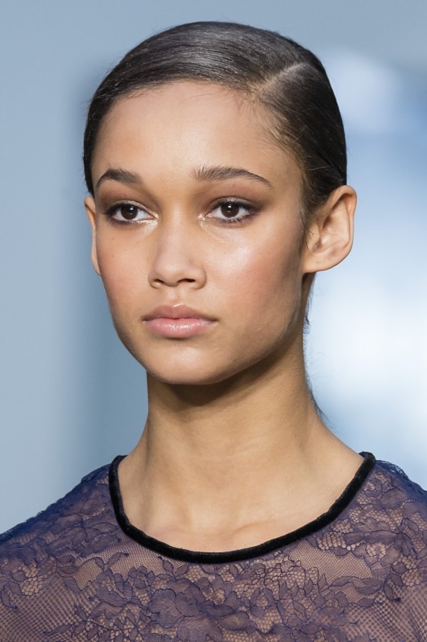 كارولينا هيريرا تقدّم تصاميم كلاسيكية لخريف وشتاء 2017