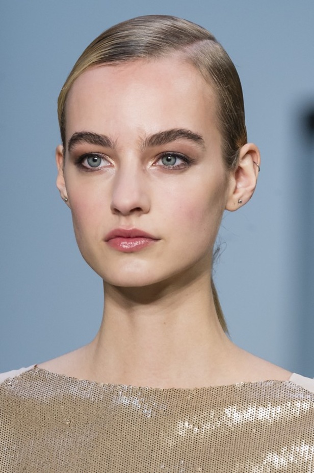 كارولينا هيريرا تقدّم تصاميم كلاسيكية لخريف وشتاء 2017