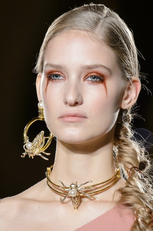 عرض أزياء كريستيان سيريانو لموسم خريف 2017