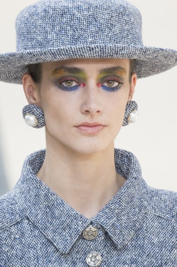 عرض Chanel لخريف وشتاء 2017 للأزياء الراقية !