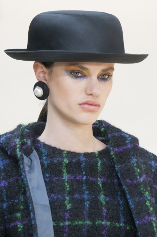 عرض Chanel لخريف وشتاء 2017 للأزياء الراقية !