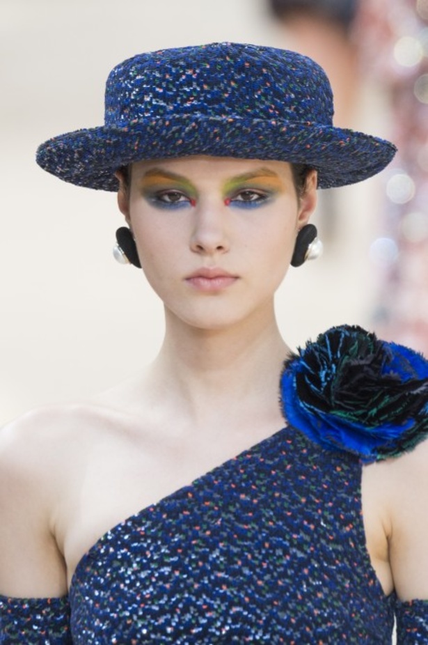 عرض Chanel لخريف وشتاء 2017 للأزياء الراقية !