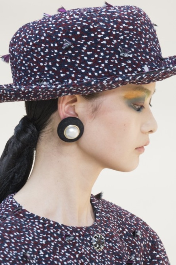 عرض Chanel لخريف وشتاء 2017 للأزياء الراقية !