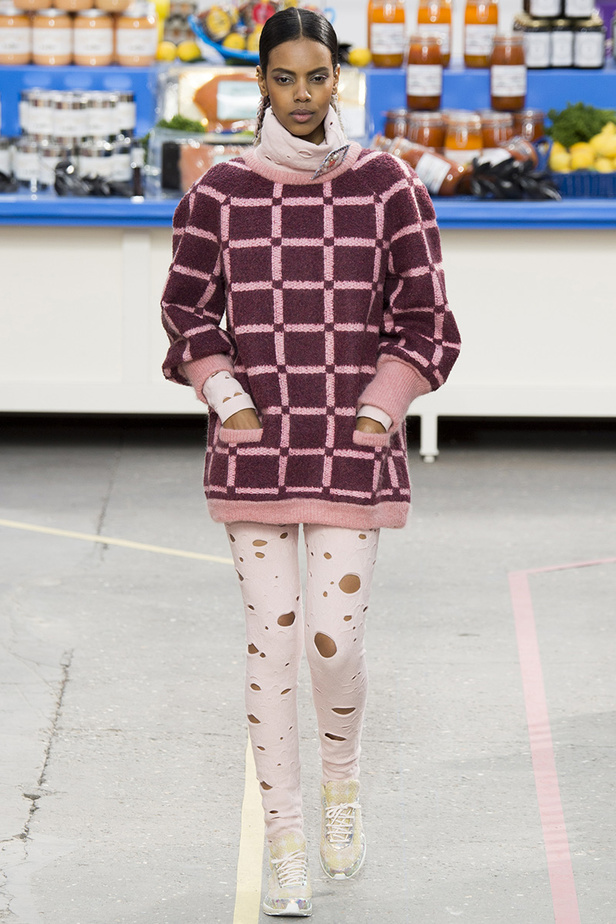 تسوّقي مع Chanel في مجمّع تجاري من الخيال!