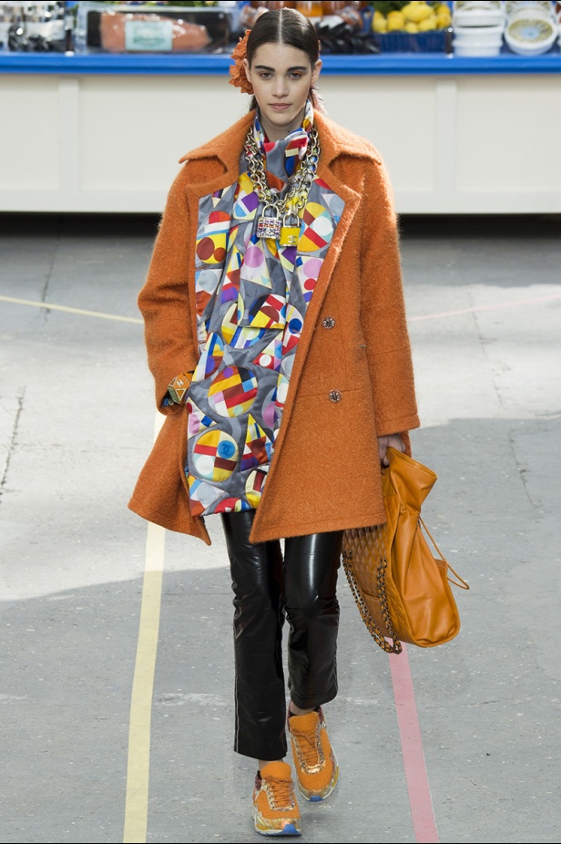 تسوّقي مع Chanel في مجمّع تجاري من الخيال!