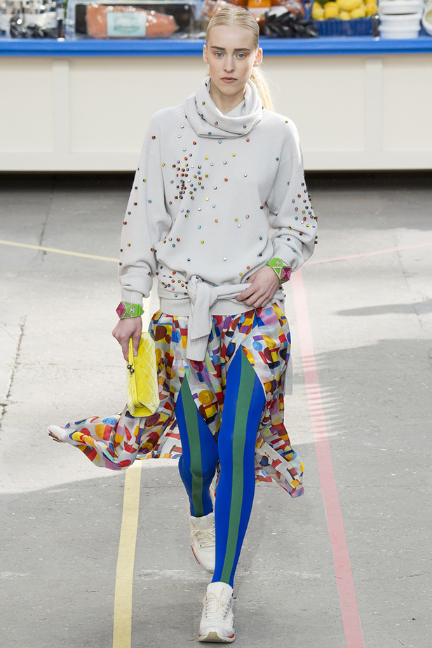 تسوّقي مع Chanel في مجمّع تجاري من الخيال!