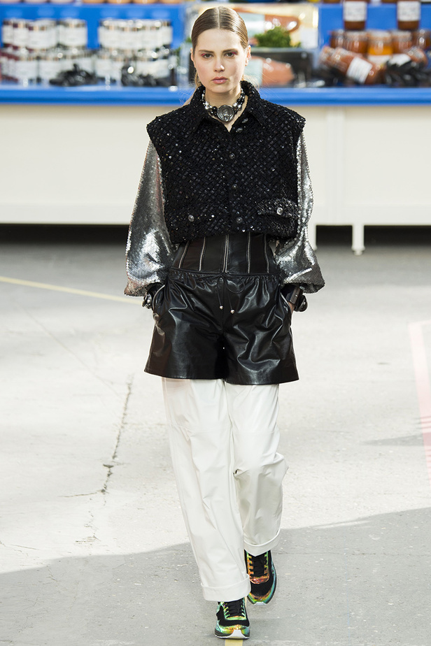 تسوّقي مع Chanel في مجمّع تجاري من الخيال!