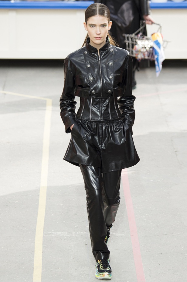 تسوّقي مع Chanel في مجمّع تجاري من الخيال!