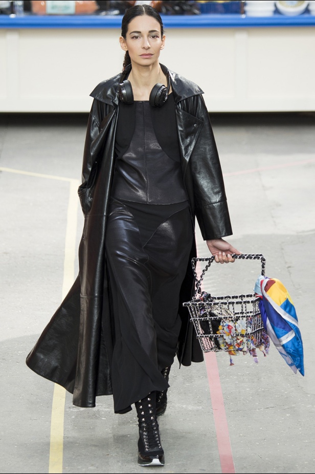 تسوّقي مع Chanel في مجمّع تجاري من الخيال!