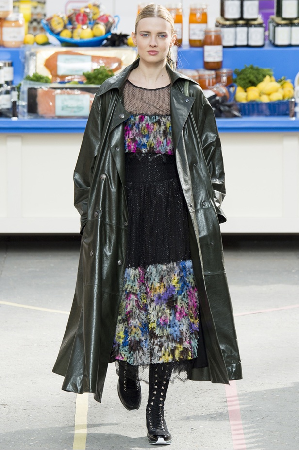 تسوّقي مع Chanel في مجمّع تجاري من الخيال!