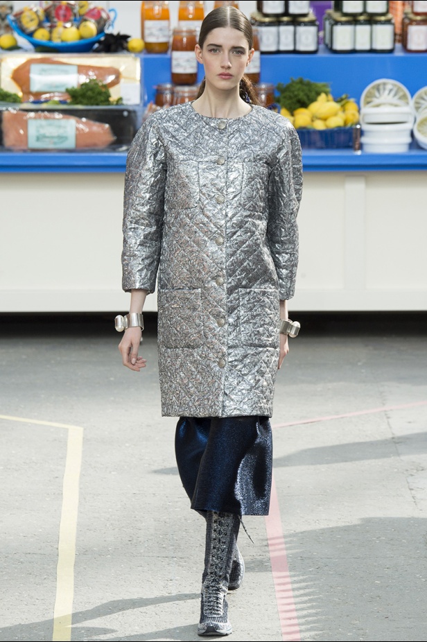 تسوّقي مع Chanel في مجمّع تجاري من الخيال!