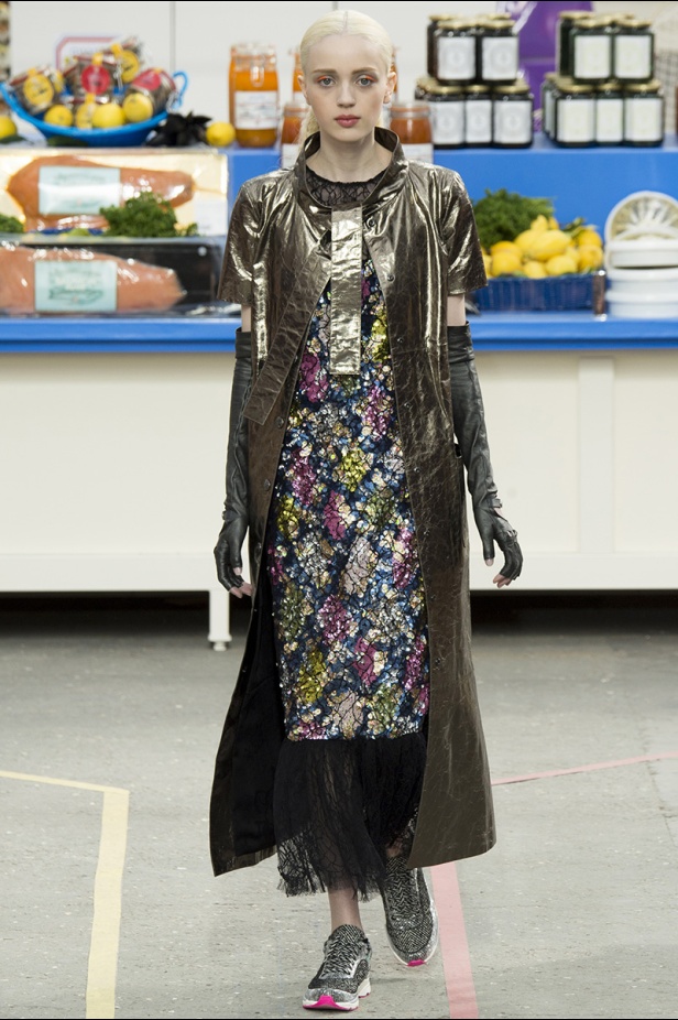 تسوّقي مع Chanel في مجمّع تجاري من الخيال!