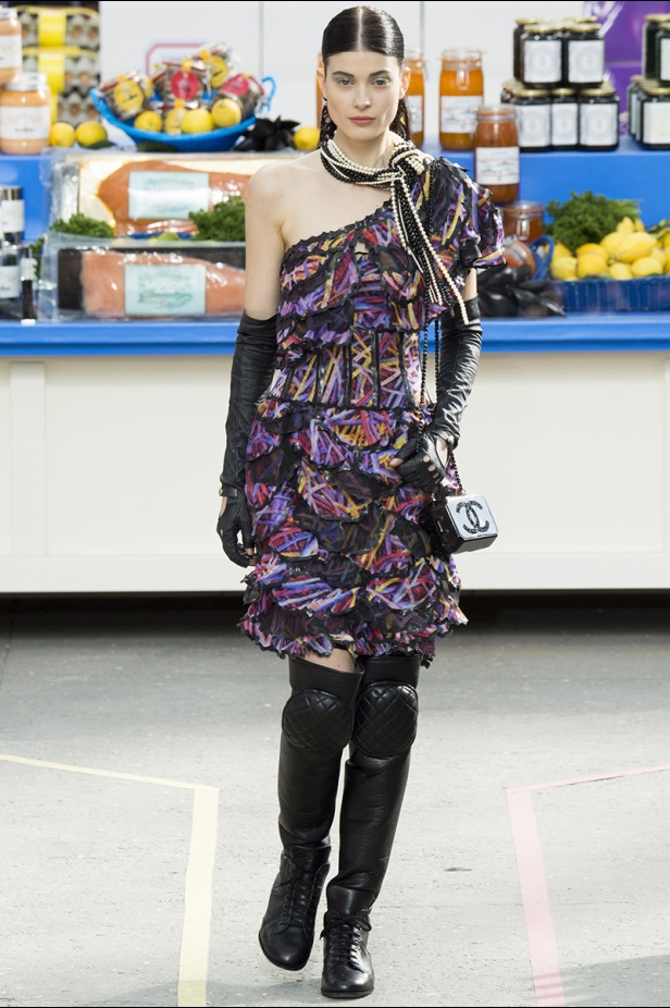 تسوّقي مع Chanel في مجمّع تجاري من الخيال!