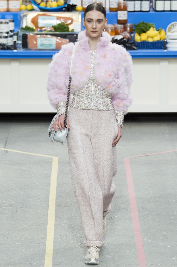 تسوّقي مع Chanel في مجمّع تجاري من الخيال!