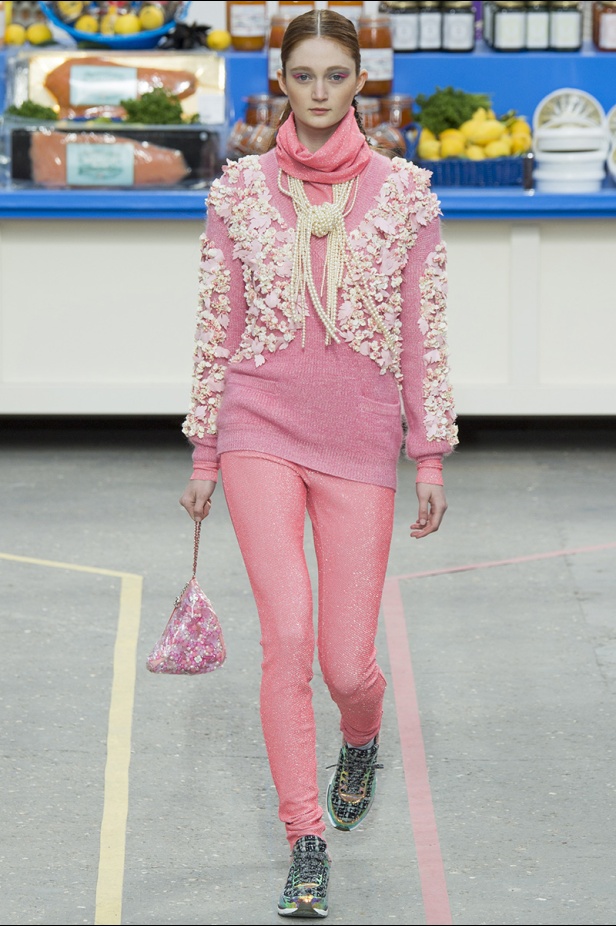 تسوّقي مع Chanel في مجمّع تجاري من الخيال!