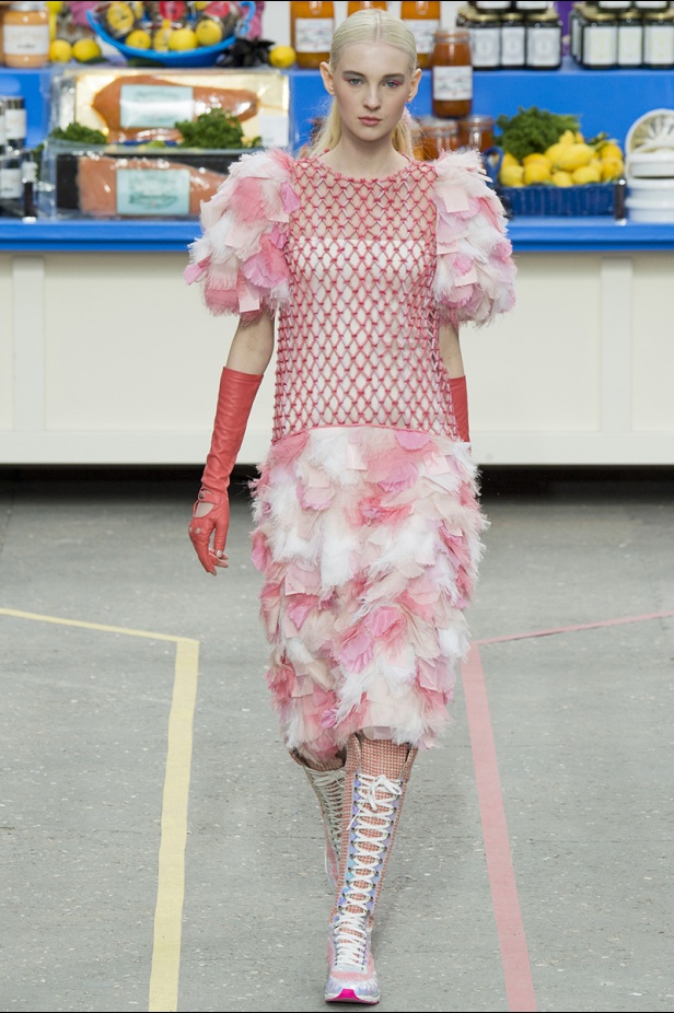 تسوّقي مع Chanel في مجمّع تجاري من الخيال!