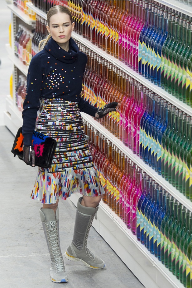 تسوّقي مع Chanel في مجمّع تجاري من الخيال!