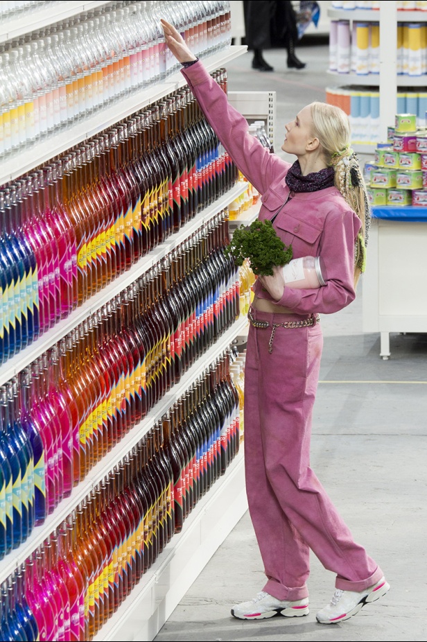 تسوّقي مع Chanel في مجمّع تجاري من الخيال!