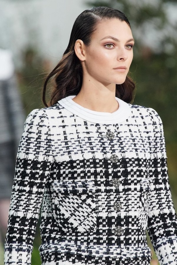 الأسود والأبيض.. عنوان مجموعة Chanel  من الألبسة الفاخرة لربيع وصيف 2020