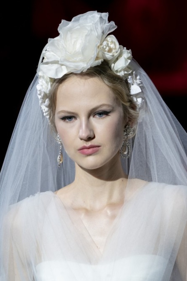 دولتشي أند غابانا تحيي موضة المرأة العصرية بتصاميمها