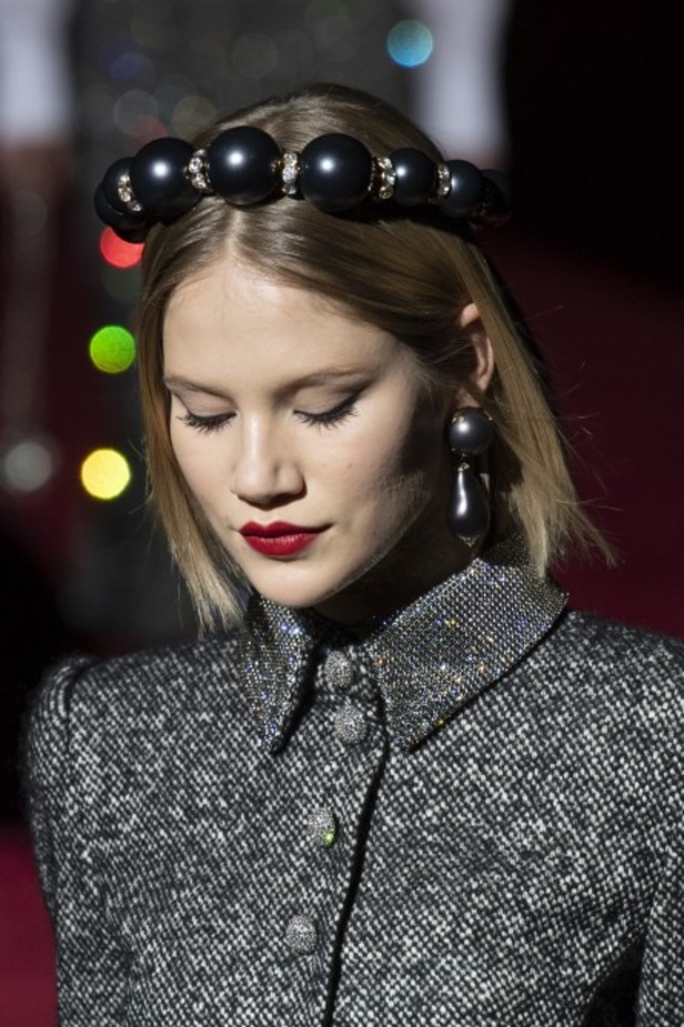 دولتشي أند غابانا تحيي موضة المرأة العصرية بتصاميمها