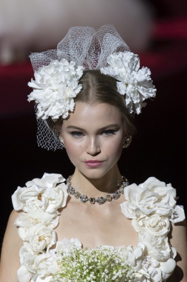 دولتشي أند غابانا تحيي موضة المرأة العصرية بتصاميمها