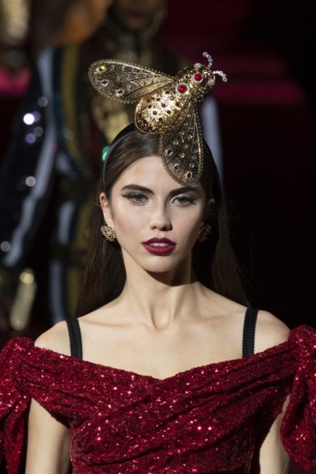 دولتشي أند غابانا تحيي موضة المرأة العصرية بتصاميمها