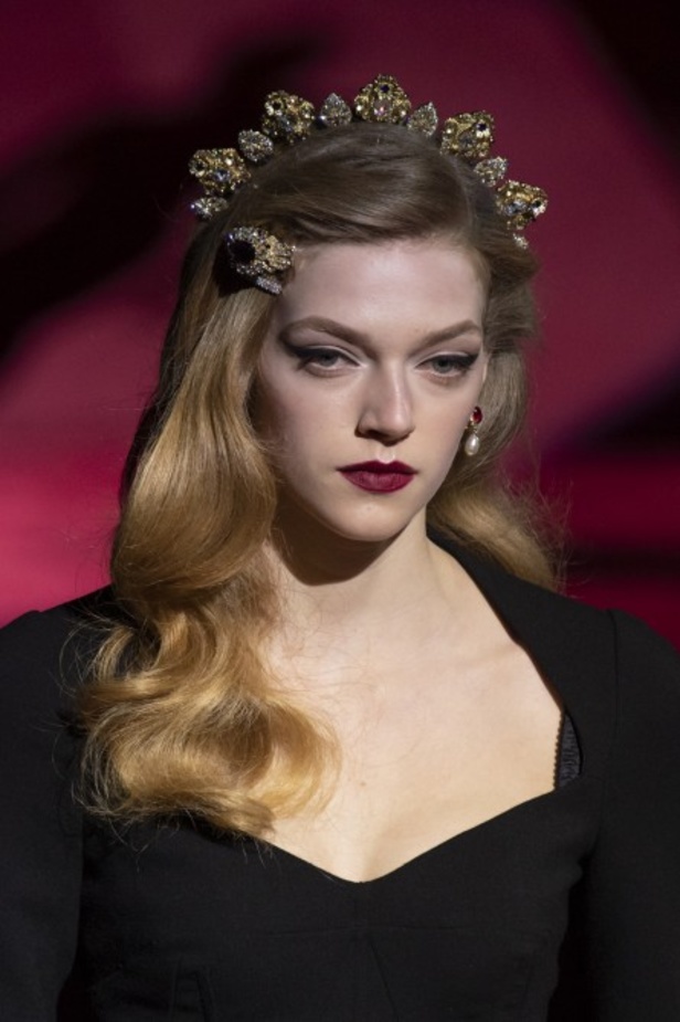 دولتشي أند غابانا تحيي موضة المرأة العصرية بتصاميمها