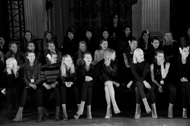 Dries Van Noten يرسم إطلالة المرأة الراقية والأنيقة