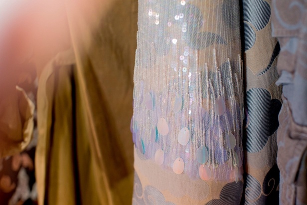 Dries Van Noten يرسم إطلالة المرأة الراقية والأنيقة